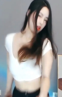 斗鱼虎牙人气小仙女苏樱：高颜值大长腿、纤细身材的灵动仙女