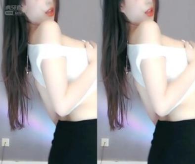 斗鱼虎牙人气小仙女苏樱：高颜值大长腿、纤细身材的灵动仙女