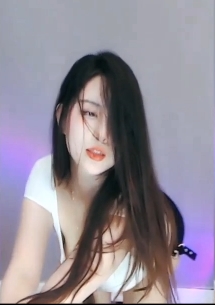 斗鱼虎牙人气小仙女苏樱：高颜值大长腿、纤细身材的灵动仙女