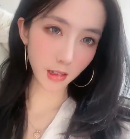 花椒鱼鱼不甜：99V+4.54G，百度盘，大长腿美女，热舞，洗澡，放飞自我，火辣视频精彩绝伦！