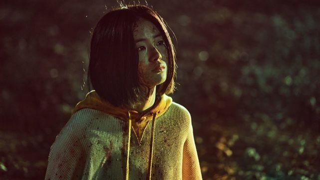 科幻悬疑动作片《魔女》：少女英雄的激烈斗争