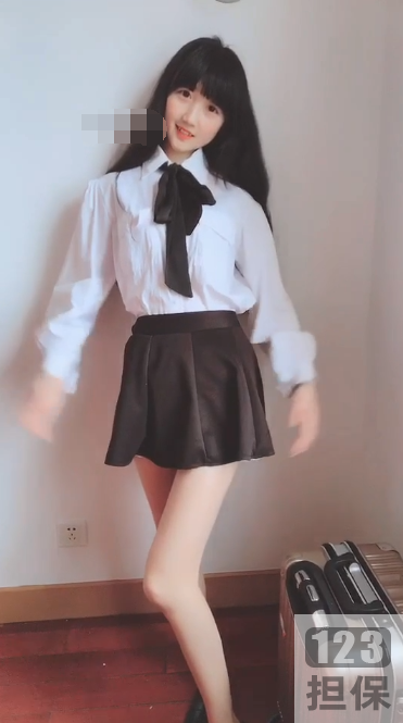 网红{{网红名字}}，63W粉丝，127部精彩视频，清秀可人，拍摄COS穿戴细节