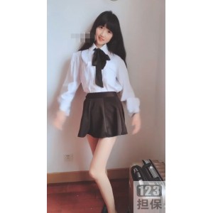 网红{{网红名字}}，63W粉丝，127部精彩视频，清秀可人，拍摄COS穿戴细节