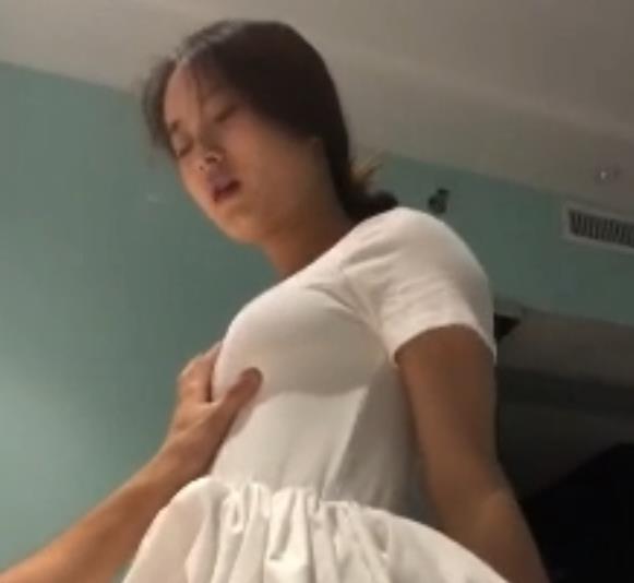 极美反差婊：稚嫩漂亮的嫩妹，粉丝们称她为「小串烧」，清纯系妹子的气息，青春美丽的责任