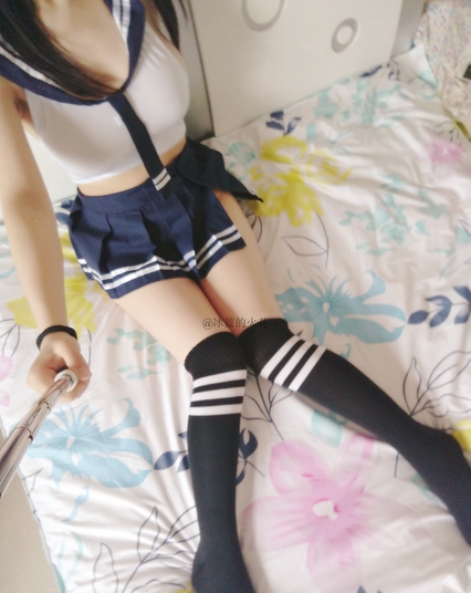 秦艽小彩虹最新学生服完整合集：超人气资深美女童颜巨R浮力姬，领略少女纯真魅力！