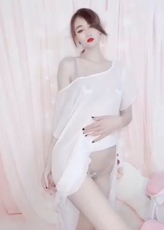 网红兔小软定制视频：超有尺度露脸，演绎性感小女孩