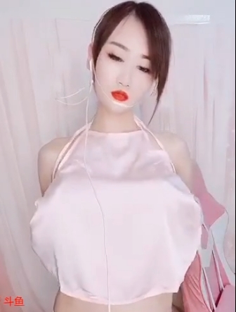 网红兔小软定制视频：超有尺度露脸，演绎性感小女孩