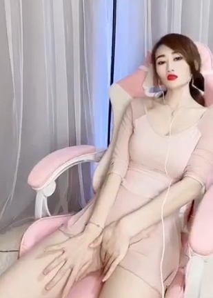 网红兔小软定制视频：超有尺度露脸，演绎性感小女孩