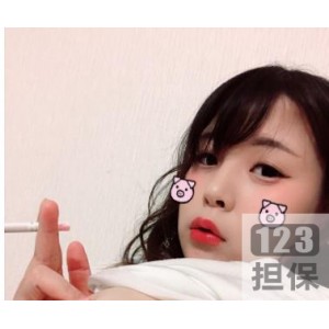 已婚美女：性感自拍，吸烟私拍，丰满胸脯，颜值高挑