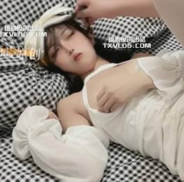 精致小魔女肉鸡蛋饼：火辣身材演绎Papa冷淡脸，网络最美小魔女！