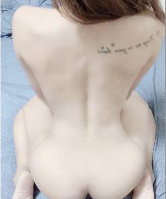 《宝岛网红Fifibb520火辣身材、相貌一线天台妹，让你把它抱在怀里！》