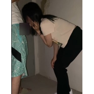 惊叹爱情：柔柔与男友楼梯间互动玩奇妙，让你心动