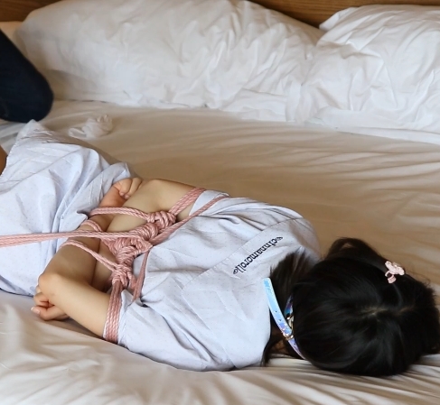 《清纯妹子Angelababy惨遭TK！白丝裸足蒙眼堵嘴驷马紧缚》