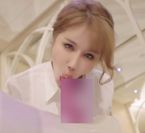 火辣大罩杯银娃—辛尤里和闺蜜搭乘诸葛木马升天这是辛尤里最新的一部作品，由大罩杯的网红辛尤里和她的闺蜜共同演绎。在视频中，两位网红穿着性感服装，搭乘诸葛木马，在天上玩弄，最终升天，宛如童话般的美丽景象。