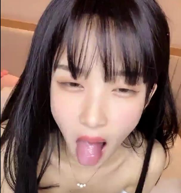 《颜值爆表小姐姐与男友啪房中打粑粑，身材嫩毛毛激发老驾驶员1V848m欲望》