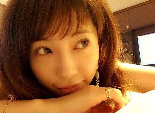 《仁川S级女模kyara_Sss，肤白貌美、可爱网装精彩演绎，让观众们收获一段难忘的视觉盛宴》