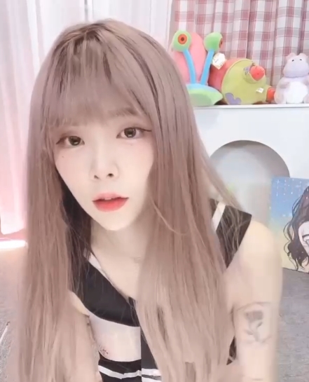 金提莫LPL前职业选手前妻福利合集：179P30V/2.76G，美貌、性感、才华交织，精彩表演、私拍照、背景配乐、唱歌、交朋友、旅游等精彩内容！