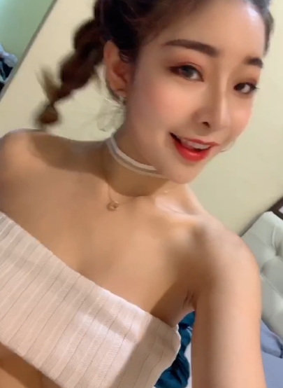 美丽力量：双峰精选妹子露脸脖颈皮肤保养品玫瑰花瓣葡萄白色黑色蕾丝内衣诱惑