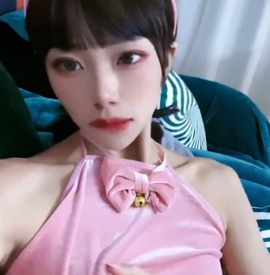 被偷偷放飞自我后的合租女同事：萧琪被迫参与吃鸡，勇敢坚强的表现