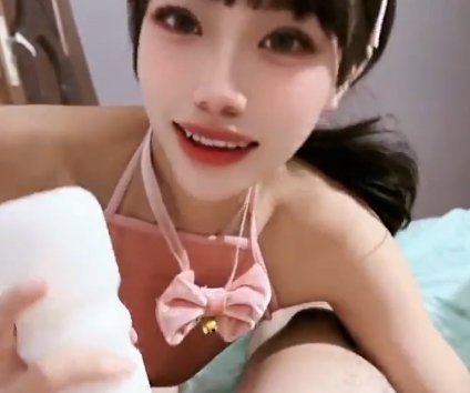 被偷偷放飞自我后的合租女同事：萧琪被迫参与吃鸡，勇敢坚强的表现