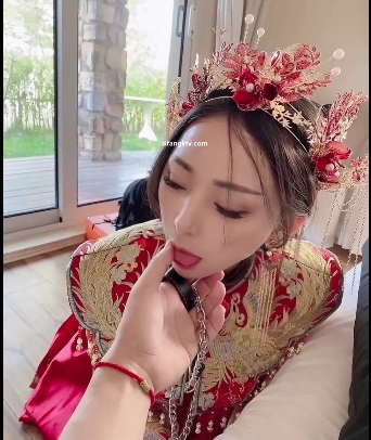 网红胖臀小乖乖女兔兔VIP群私拍视频资源兔兔秀禾，清晨赤脚穿性感内衣的私拍，温泉游泳的胖臀诱惑！
