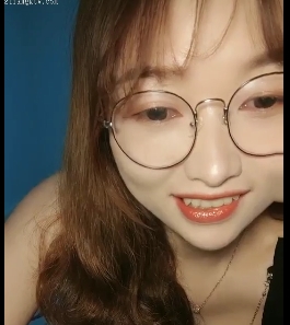小苏苏妲己：女主播互动直播，与邻居一起创作视频，2.64G大小