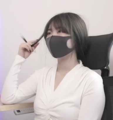 玩偶姐姐最新作品：120MB视频，简单剧情，满足你们的需求