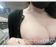 Debbie0803的日常紫薇：穿超短裙、持棒子，甜食爱好者的福利