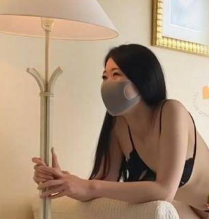 网红“苹果高跟黑丝吊带”发布的超薄线袜女神视频完美展现180大长腿美腿，让你一见倾心！