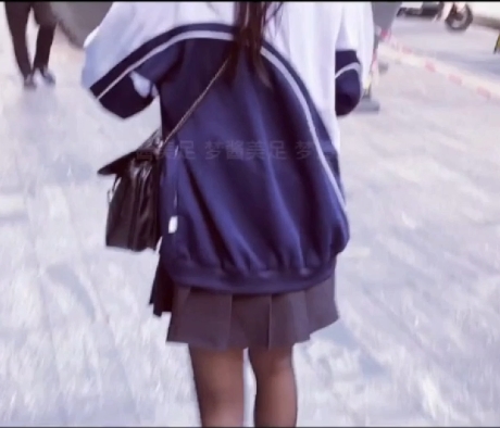 《虫哥精彩演绎：梦酱的真实与谎言》——探索JK少女梦酱的真实与谎言，艺术风格高颜值，丝袜白袜短裙校服，足系列桌底脚掌花样动作，童话美演绎梦酱的真实与谎言。