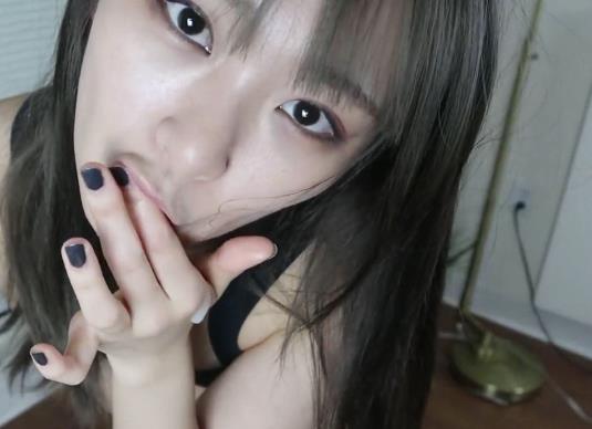 安雪儿网红视频私底下的活泼女主，口吐芬芳，棒棒糖、手盘核桃、小舌头、吐云、吐雾、口吐莲花！