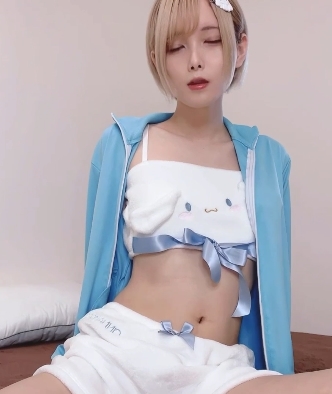 秋月真凌演绎伪娘：母爱的温柔与爱的力量