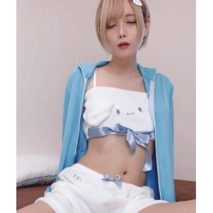 秋月真凌演绎伪娘：母爱的温柔与爱的力量