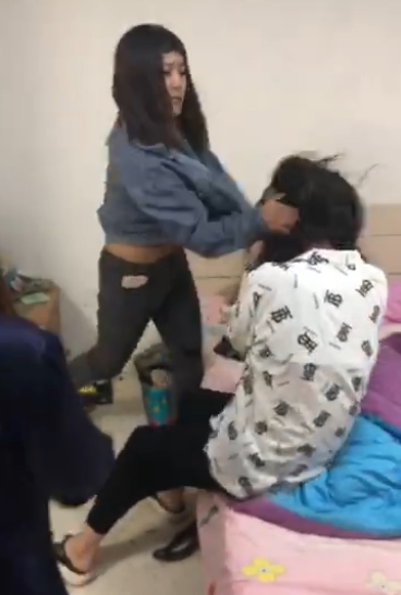 《勇敢女子报复男友劈腿捉奸，现场曝光令人震惊！》