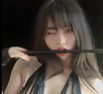 恐龙小宝贝颜值身材出众的考研大学生网红模特，大胆纹身凡尔赛怼脸上霸气出场！