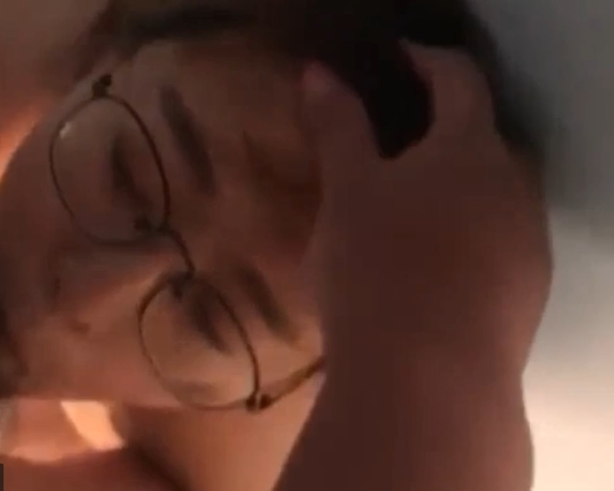 豪华公寓白色吊带睡衣，反差白领李雪儿与男友调戏，拍摄美好自拍时光！