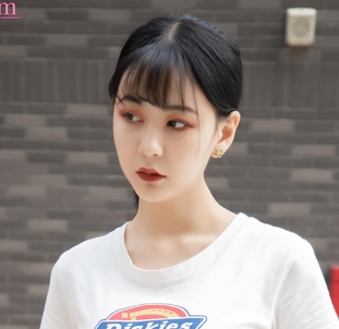 小白鞋简约搭配，让你瞬间时尚起来！