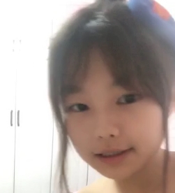 可爱年轻小胸MM互相亲吻放飞自我的故事