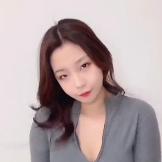 美女小狗团建银趴，多人怼脸上大场面！