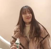 超清设备拍摄苗条00后嫩妹艾薇视角清晰沙发上进入某处的故事