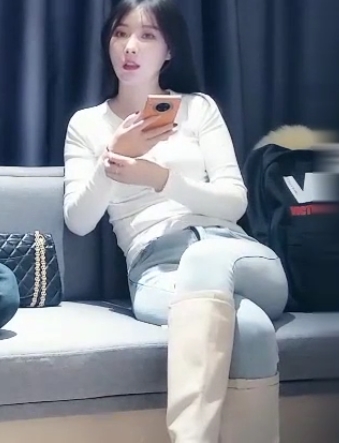 探花系列白皙肤色、清纯气质的艺术生，一字马舞蹈精彩百度云直播