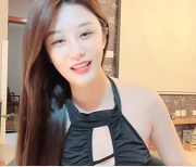 《白富美：出水皇后夕夕夕颜的作品资源拍摄，土豪甩了电动玩具水龙弹》