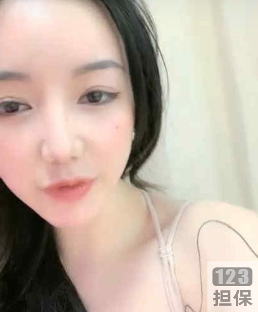 47V樱桃小纯纯：风情大车灯细长腿，黑森林性感打赏下载关注！