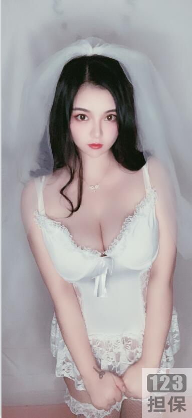 网红自娱自乐新娘装唯美写真