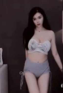 张琪格斗鱼大合集46个舞蹈视频，露脸水印，肥美车灯，颜值身材下水！