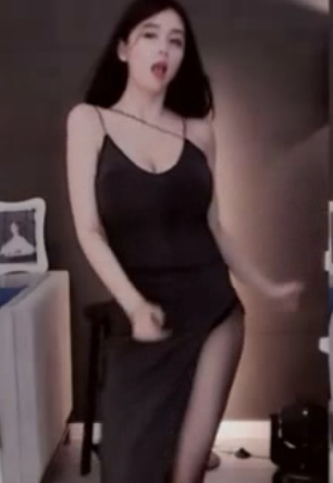 张琪格斗鱼大合集46个舞蹈视频，露脸水印，肥美车灯，颜值身材下水！