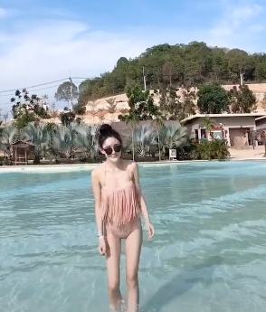 女神若隐若现：抖音小姐姐的丰腴身材与颜值视频