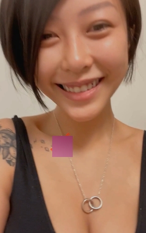 何麦枒Onlyfans百变美少女：爱笑、冷酷、楚楚动人、魔鬼级别视频！