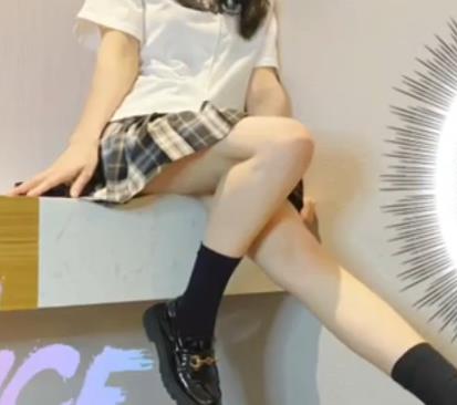 小雌性妹子许木摆拍黑丝JK格子裙大学生身材满足