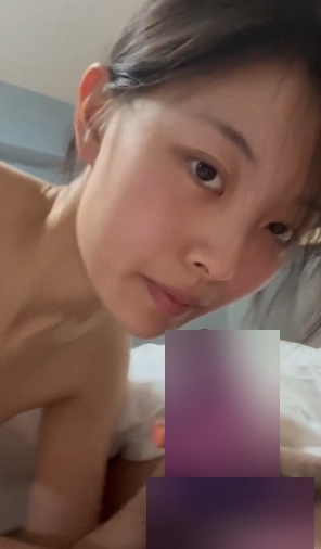 崔洁的土豪包养三人游泄露在百度盘的悲剧中国民航大学学生崔洁的土豪包养三人游的计划泄露在百度盘上，引发了人们的欲望和贪婪。在泄露的文件中，崔洁穿着睡衣，秀发飘逸，大眼睛闪耀，身穿黑色西装，手持银行卡，情调十足。片段中的情节让人心醉神迷，口水直流。在沙发上吞下这个拍摄的画面，让人更加期待这个三人游的情节。